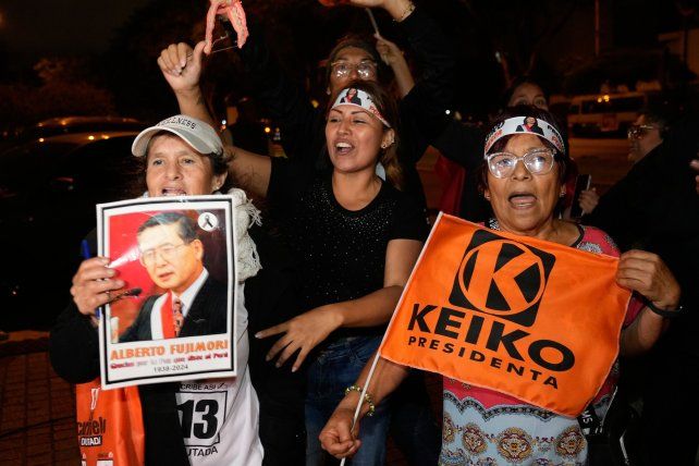 Lento conteo de votos en el balotaje de Perú entre Keiko Fujimori y Roberto Sánchez