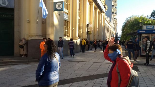 Hay largas colas en los bancos para cobrar jubilaciones y AUH