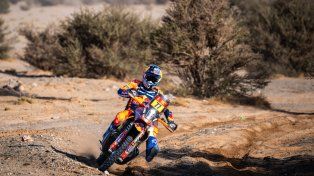 Luciano Benavides ayudó a un colega, ganó la etapa 8 y sueña en motos