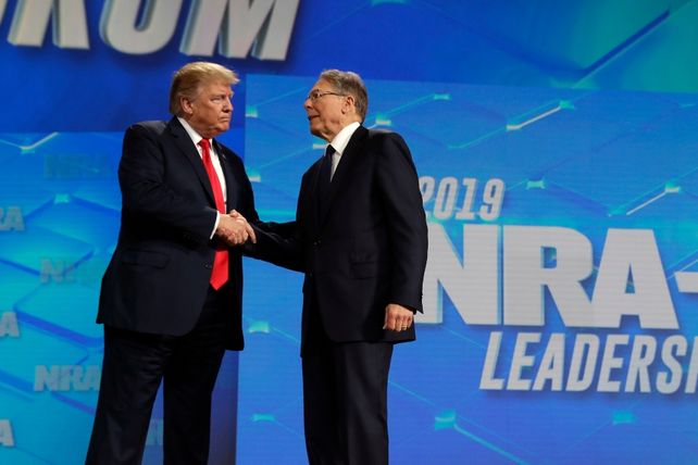 Con protestas afuera, se reúne la polémica Asociación del Rifle de EEUU y habló Trump