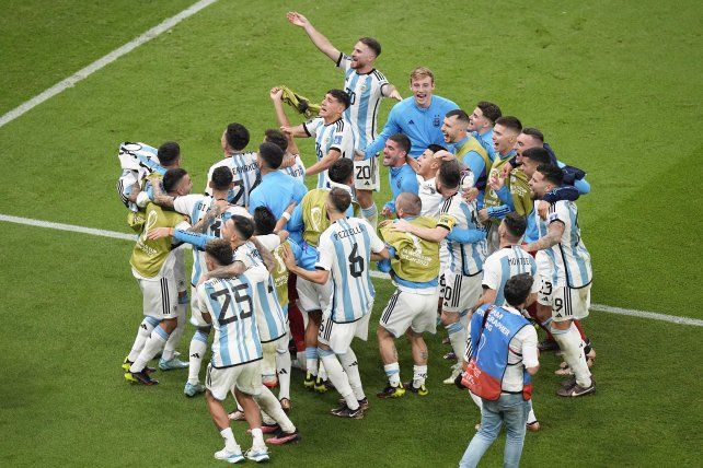 Los jugadores argentinos festejan la victoria del pase a la semifinal.