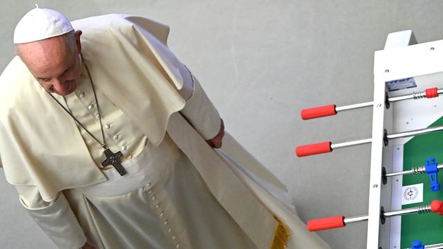 No vale molinete: el papa Francisco mostró su costado futbolero y jugó al metegol