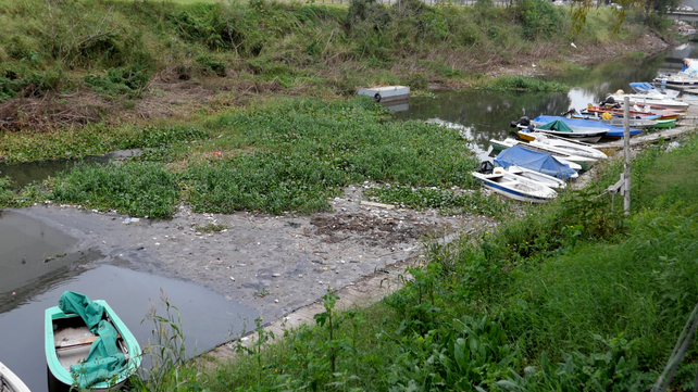 El arroyo Ludueña, en su desembocadura, muestra postales de la contaminación que se repite a lo largo del curso de agua.