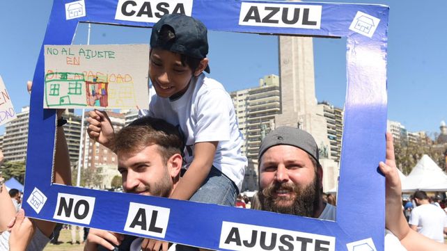 Una multitud en el Monumento reclamó que frenen los ajustes a prestadores de servicios para discapacitados