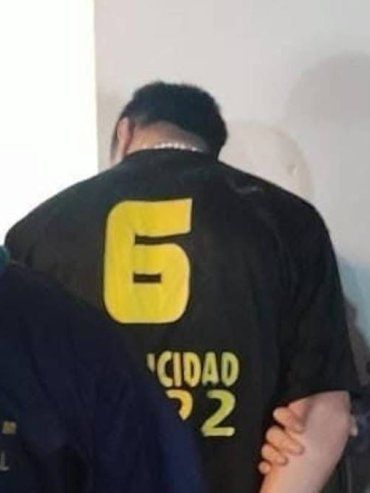 Cayó un prófugo por homicidio agravado: lo detuvieron en un allanamiento y arrestaron a quienes lo ocultaban