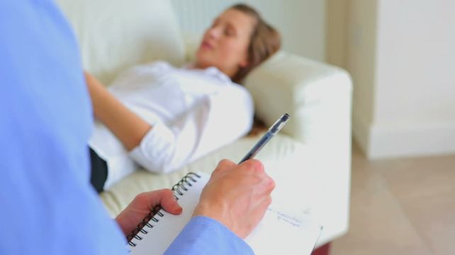Condenan a un psicólogo a pagar 50 mil pesos a una paciente por inducirla a pelear con su familia