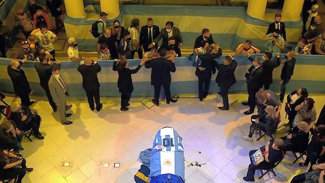 Los fanáticos despiden a Diego Maradona