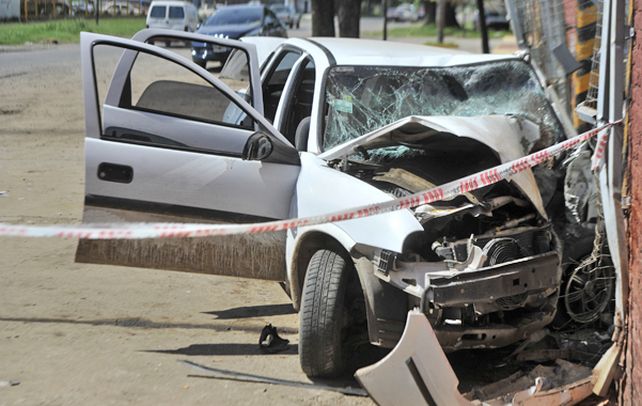 Destruido. Así quedó el Chevrolet Corsa tras la persecución y el choque fatal en Rouillón al 2800. (foto: Virginia Benedetto)