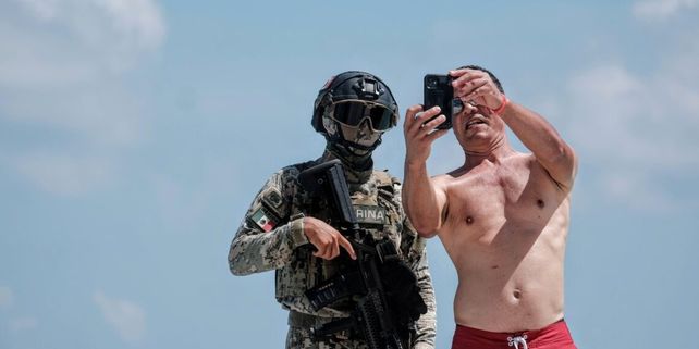 Una selfie fuera de lo com&uacute;n. Al parecer los turistas han asimilado la presencia de los militares, encapuchados y armados con fusiles ametralladoras.