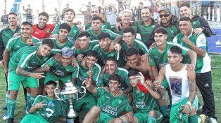Jugadores, cuerpo tecnico y dirigentes de Camioneros con el trofeo de la temporada 2023.