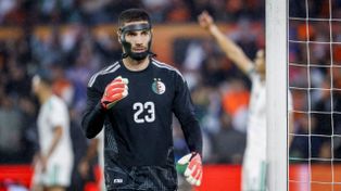 El ilustre apellido del arquero de Argelia que estaría en el debut ante Argentina