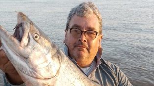Pablo Piersanti es pescador y el 3 de noviembre encontró un ejemplar de salmón chinook de unos cinco kilos entre sus redes.