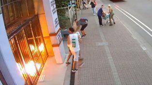 El momento exacto del ataque incendiario en Empleados de Comercio, en Corrientes al 400.&nbsp;