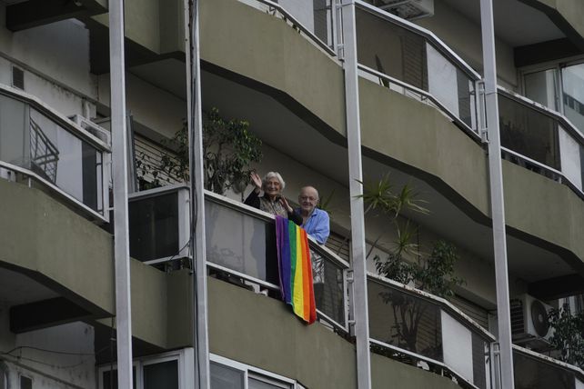 Una pareja de adultos mayores se llevó todos los aplausos en San Martín y Pellegrini.