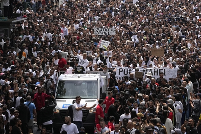 Masiva marcha de protesta en Nanterre liderada por la madre de Nahel, el adolescente muerto a tiros por la policía. 