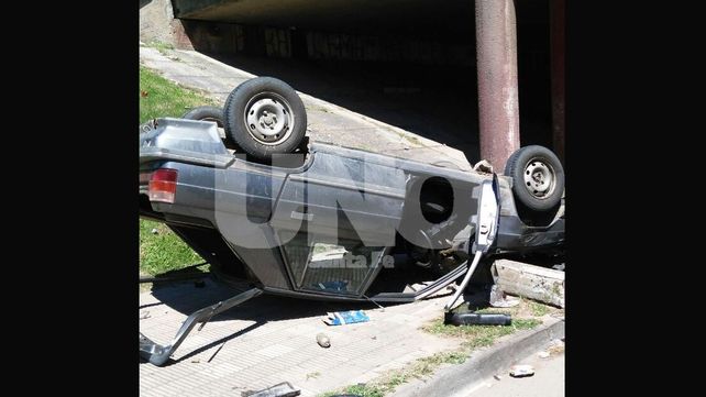 Perdió el control del vehículo y cayó desde un puente de la avenida de la Constitución