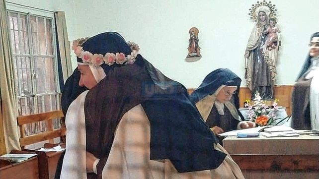 Vocación. La carmelita recibió las felicitaciones de las hermanas de la congregación.