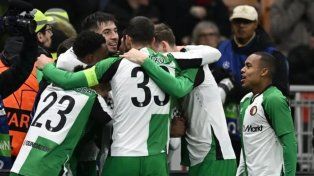 Julián Carranza es abrazado por sus compañeros tras el gol en el mítico San Siro.