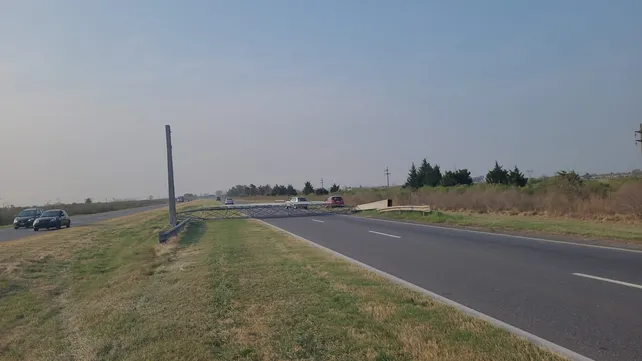 Se desplomó un enorme cartel de señalización vial sobre la autopista a Santa Fe