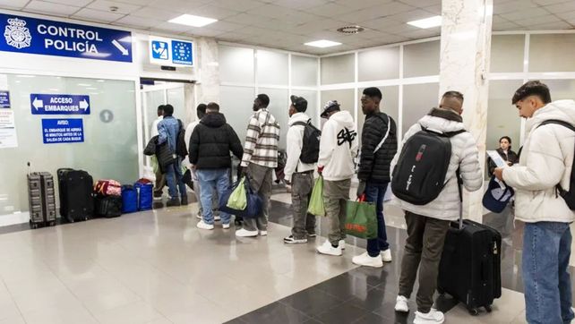 España regulariza a 800.000 inmigrantes