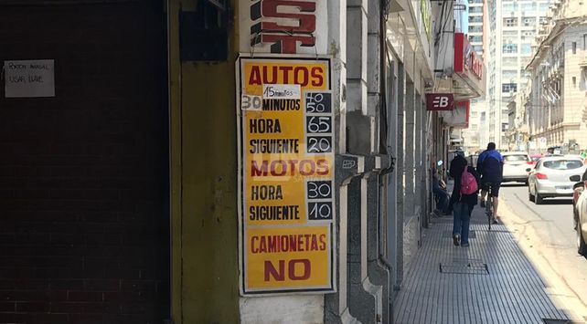 La hora de estacionamiento en una cochera del centro llega a costar 80 pesos
