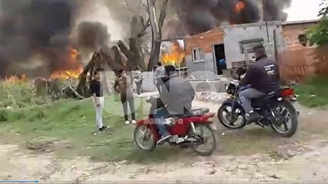 Máxima tensión en Bº San Pantaleón por un incendio intencional en un reservorio