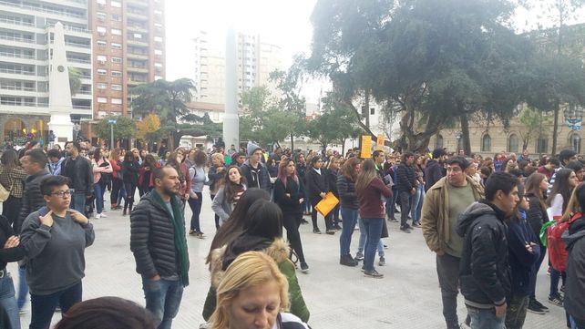 Cientos de jóvenes santafesinos marcharon contra el bullying