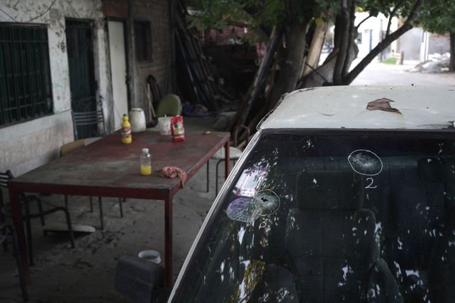 El auto de la familia y la vivienda quedaron marcados por los balazos