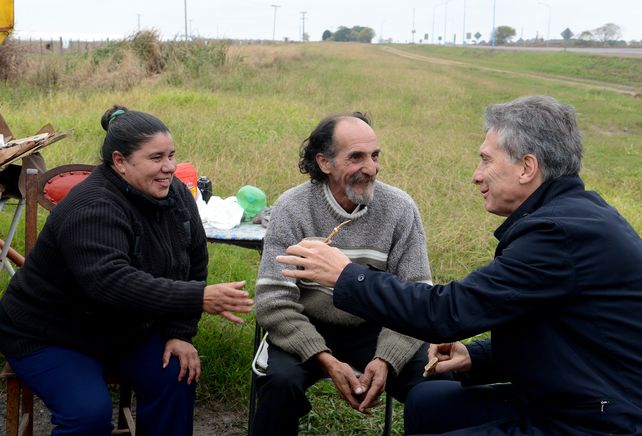 Alfredo Farías y su esposa venden tortas asadas y fueron visitados por Macri.