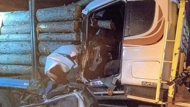 Concordia: rescataron a un conductor tras un choque entre dos camiones