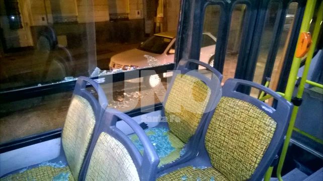 Rompió el vidrio de un colectivo de la Línea 9 y lo detuvieron