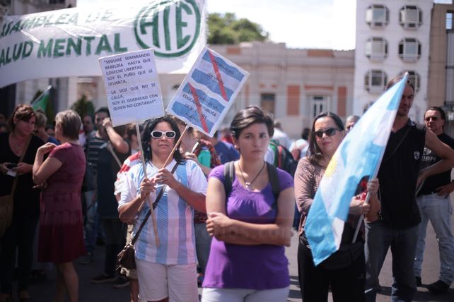 Estatales y docentes marcharon a Casa de Gobierno en repudio del techo del 18% y denunciaron aprietes