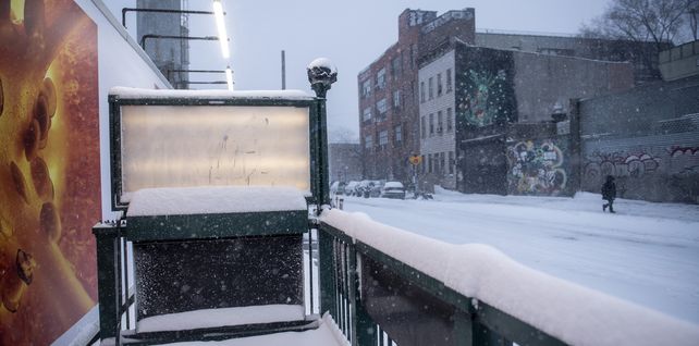 La nieve cubre la entrada de la estación de metro en la sección Bushwick del distrito de Brooklyn de Nueva York.