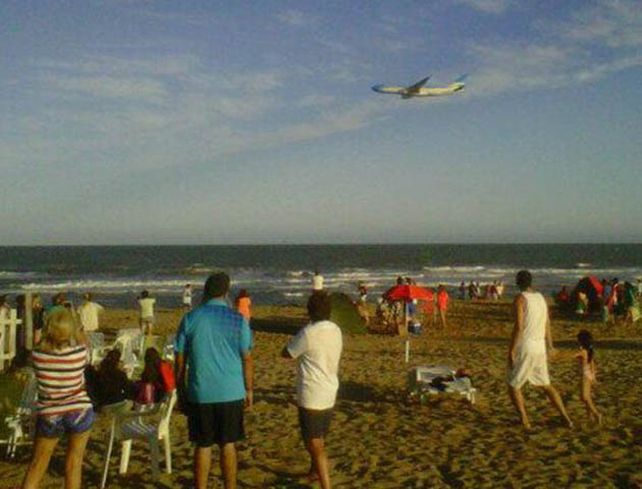 Avión de Aerolíneas sorprendió a turistas con vuelo rasante en Mar del Plata