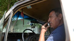 Alcides Chatarrero Ríos, ex carrero y botellero pregona por las calles con las o estiradas lo que compra: plomooooo, cobre, comproooooo, chapa, tirantes...