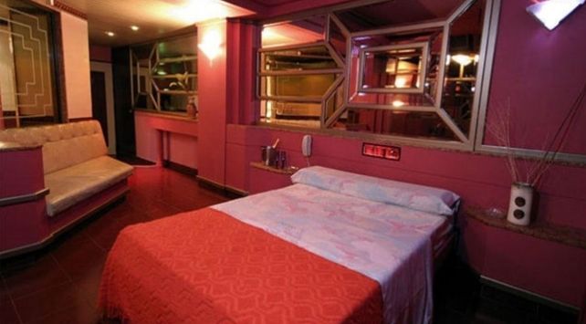 Fue al telo con su amante y se olvidó que su suegra trabajaba ahí