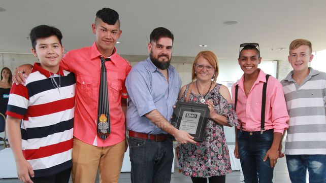 Representantes. Los integrantes del grupo se mostraron contentos por el reconocimiento. En la ceremonia recibieron la placa de manos del jefe de Redacción de UNO Santa Fe