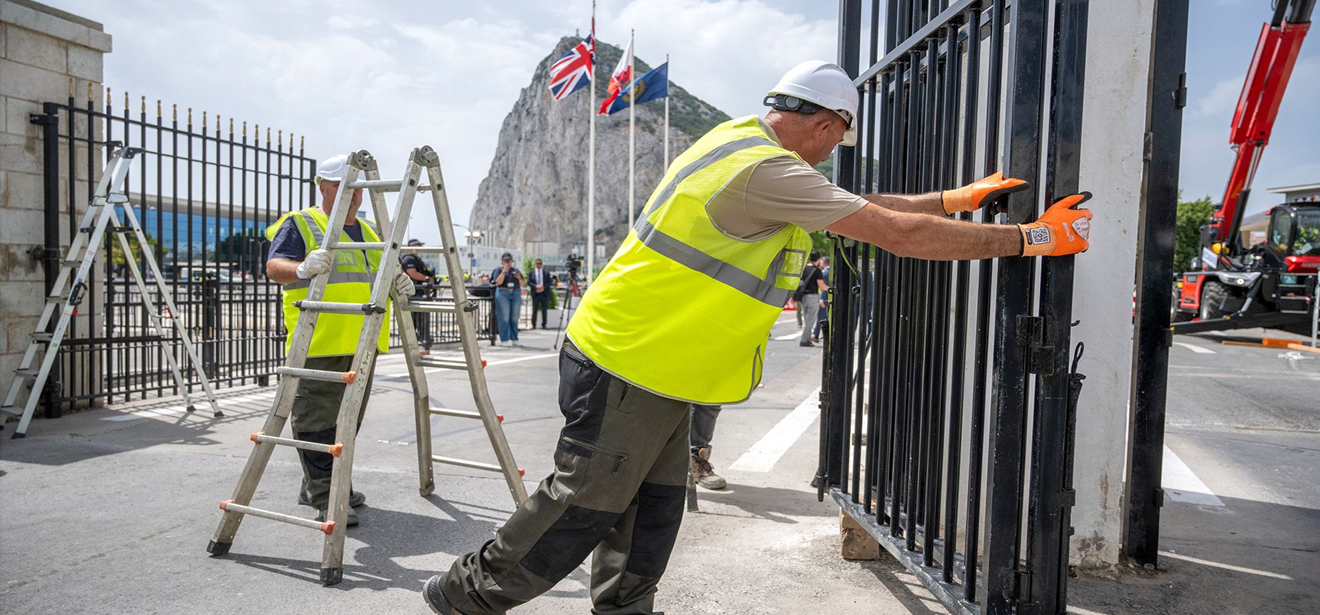 Trabajadores retiran la valla que separa el territorio británico de ultramar en disputa de España en el primer día de libre circulación sin pasaporte en virtud de un nuevo tratado entre la UE y el Reino Unido, en el paso fronterizo entre Gibraltar y España en La Línea de la Concepción, España, el miércoles 15 de julio de 2026. (Foto AP/Marcos Moreno) Trabajadores retiran la valla que separa el territorio británico de ultramar en disputa de España en el primer día de libre circulación sin pasaporte en virtud de un nuevo tratado entre la UE y el Reino Unido, en el paso fronterizo entre Gibraltar y España en La Línea de la Concepción, España, el miércoles 15 de julio de 2026. (Foto AP/Marcos Moreno)