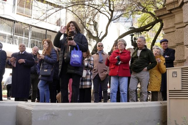 Vecinos que se acercaron al pasaje para ver el casamiento del intedente