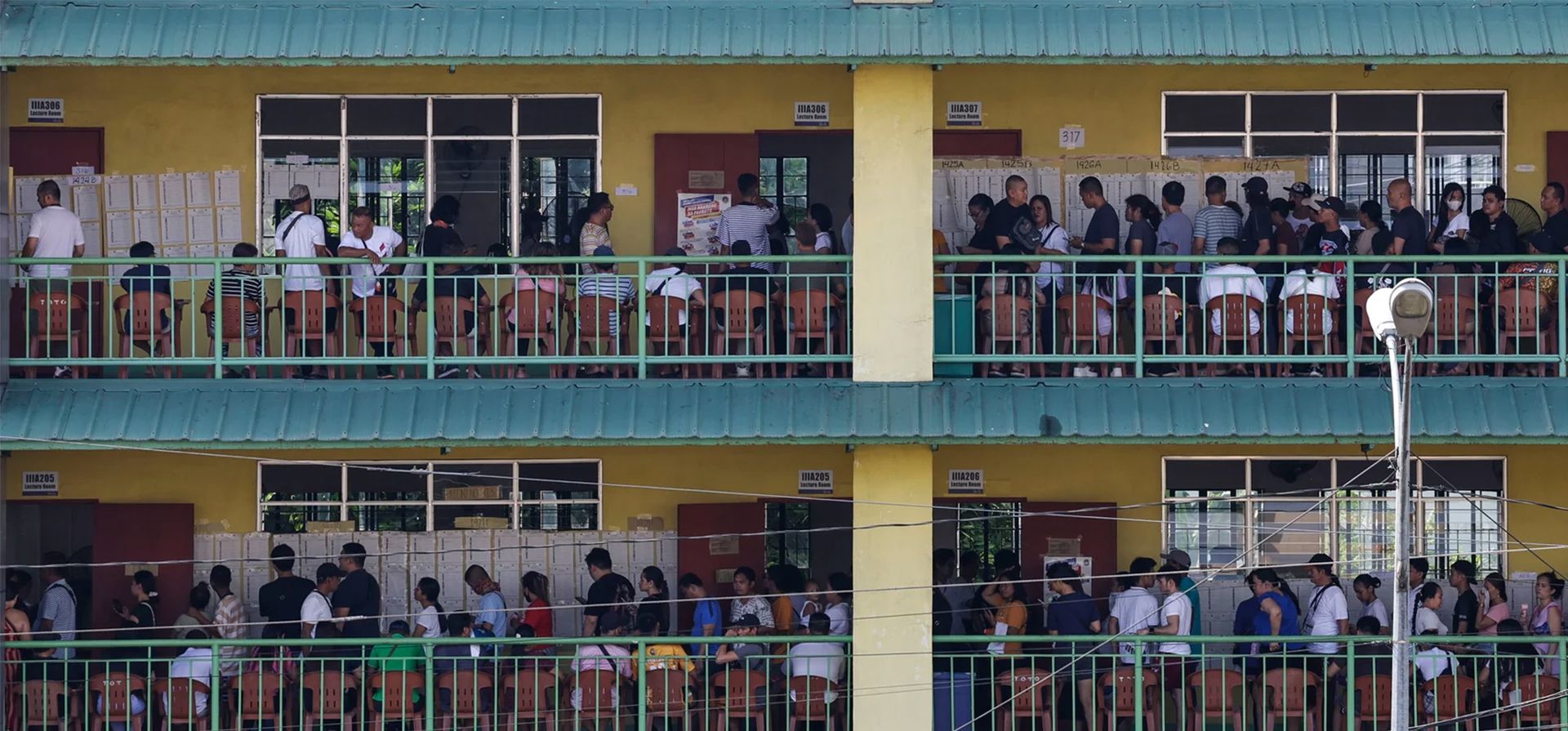 La gente hace cola para votar en una escuela que se utiliza como centro de votación durante las elecciones intermedias nacionales y locales, Ciudad Quezón, Filipinas. Fotografía: Rolex dela Peña/EPA La gente hace cola para votar en una escuela que se utiliza como centro de votación durante las elecciones intermedias nacionales y locales, Ciudad Quezón, Filipinas. Fotografía: Rolex dela Peña/EPA