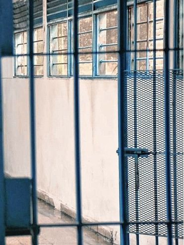 Violenta pelea en la cárcel de Las Flores: dos presos terminaron apuñalados e internados en el Hospital Cullen