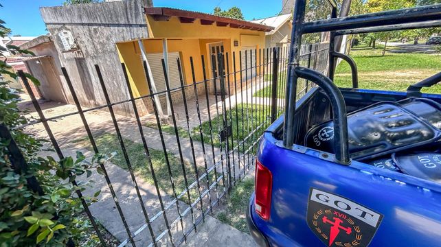 La vivienda de calle 13 de marzo al 300 de Capitán Bermúdez donde tres hombres fueron asesinados a golpes y puñaladas.