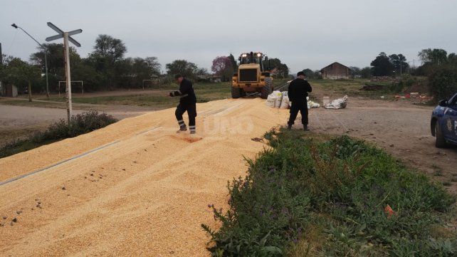 Robo en un tren de cargas que transportaba cereales a través del barrio El Gran Chaparral de Santo Tomé. Robo en un tren de cargas que transportaba cereales a través del barrio El Gran Chaparral de Santo Tomé.