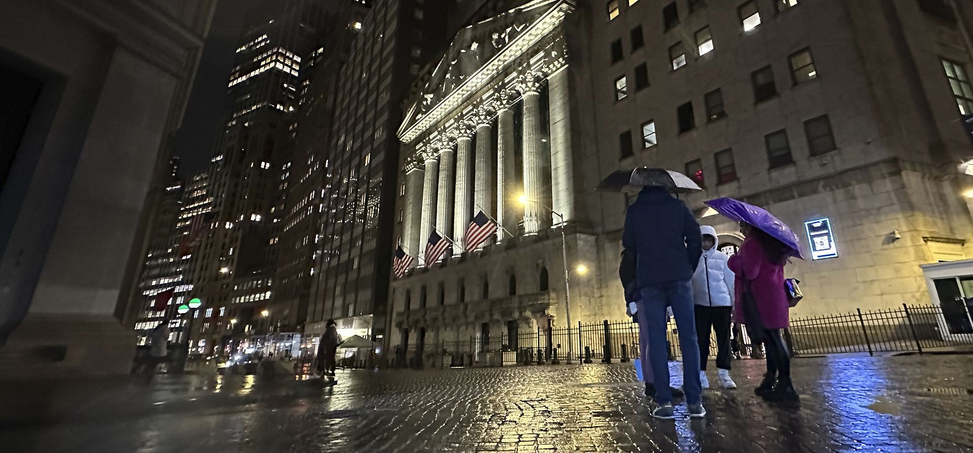 Frente de la Bolsa de Valores de Nueva York el martes 21 de noviembre de 2023 en Nueva York. Las acciones mundiales cotizaron mixtas el miércoles en una sesión cautelosa después de que el repunte de Wall Street perdiera impulso. (Foto AP/Peter Morgan) Frente de la Bolsa de Valores de Nueva York el martes 21 de noviembre de 2023 en Nueva York. Las acciones mundiales cotizaron mixtas el miércoles en una sesión cautelosa después de que el repunte de Wall Street perdiera impulso. (Foto AP/Peter Morgan)