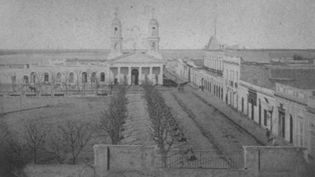La Catedral en una imagen de 1870 con la Plaza Mayor cerrada