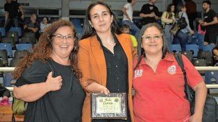Nadia Carrero, al centro, recibió una plaqueta por parte de la subcomisión de básquet.