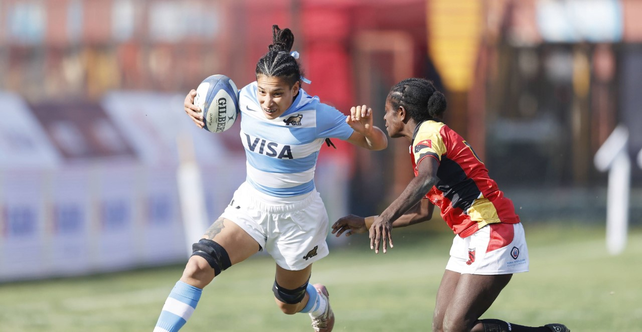 A pura potencia la esperancina Deborah Fretes Hernández intenta evitar el tackle de una adversaria.