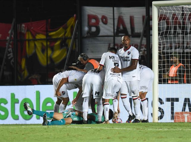 Los jugadores de Newells no saben si festejar con Lucas Hoyos o atenderlo tras contenerle el penal a Colón.