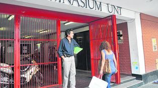 Un alumno está grave tras caer del primer piso