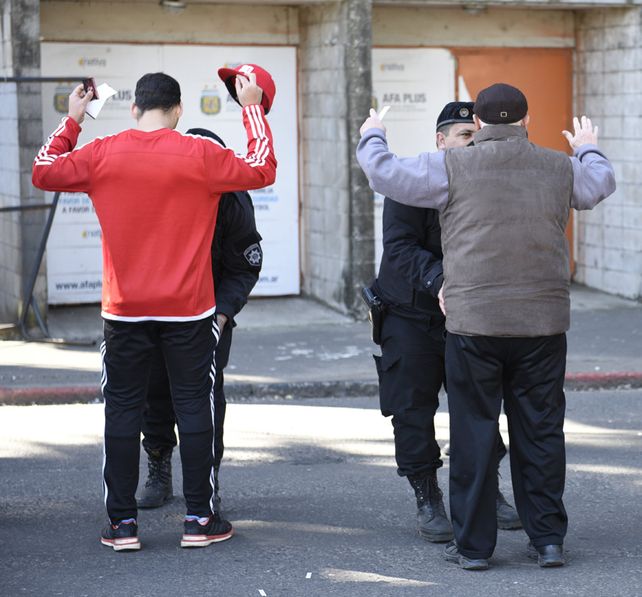 Parque blindado. El operativo policial que hubo ayer en el Coloso incluyó un celoso cacheo.&nbsp;